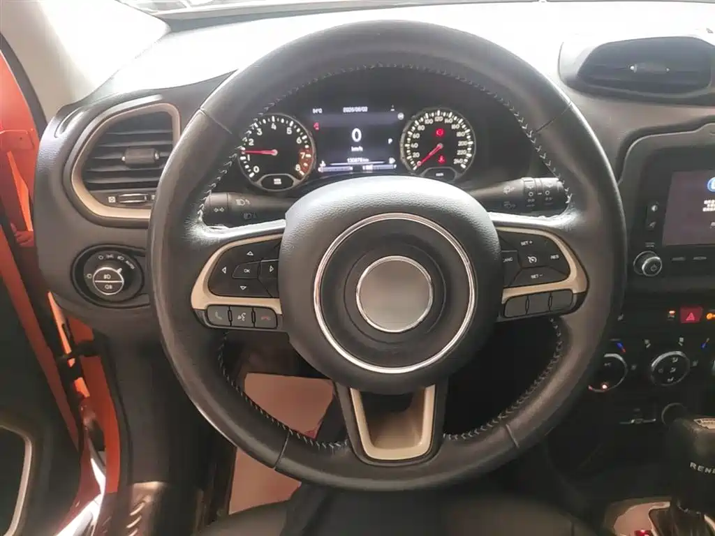Jeep Renegade 2016 — фото 11