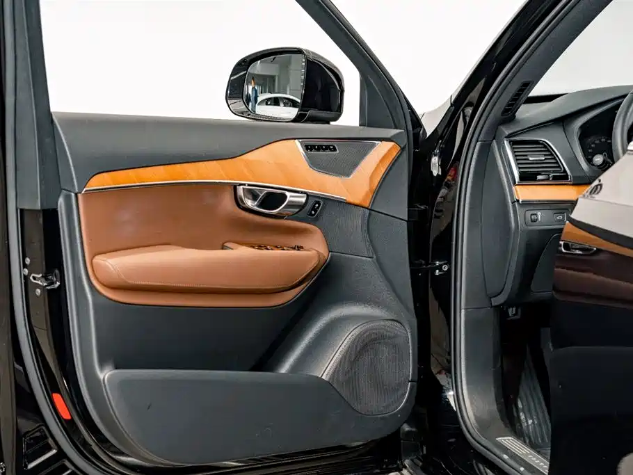 Volvo XC90 2022 — фото 15