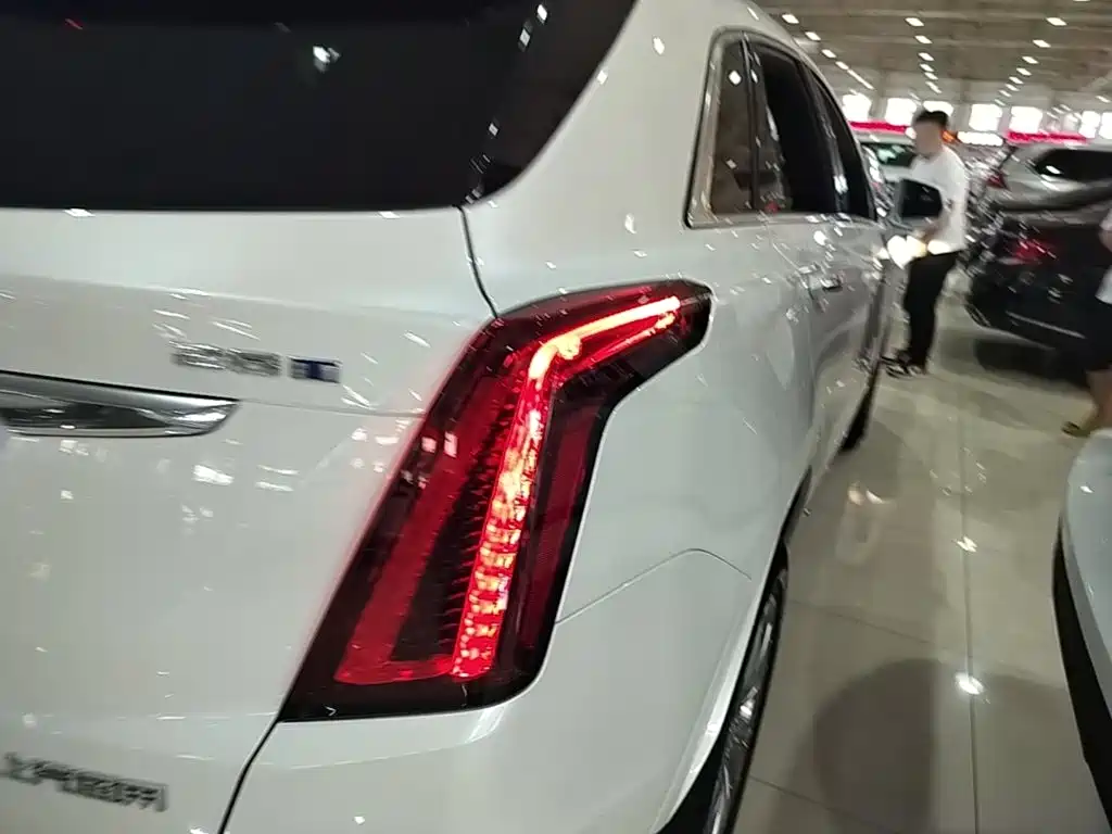 Cadillac XT5 2024 — фото 8