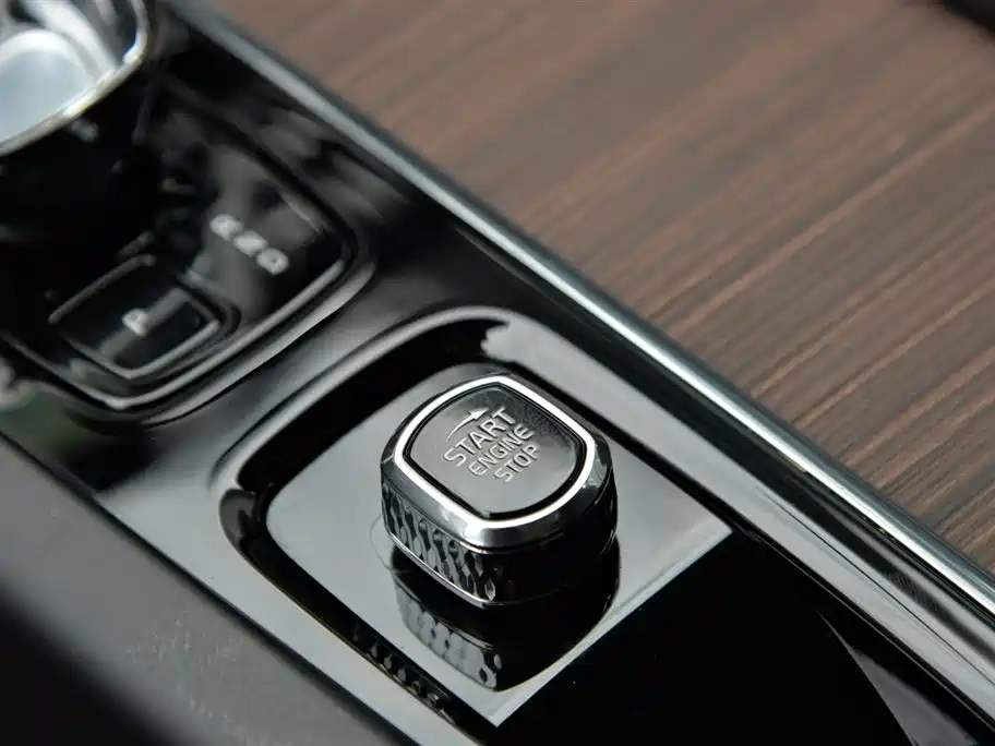 Volvo XC60 2023 — фото 16