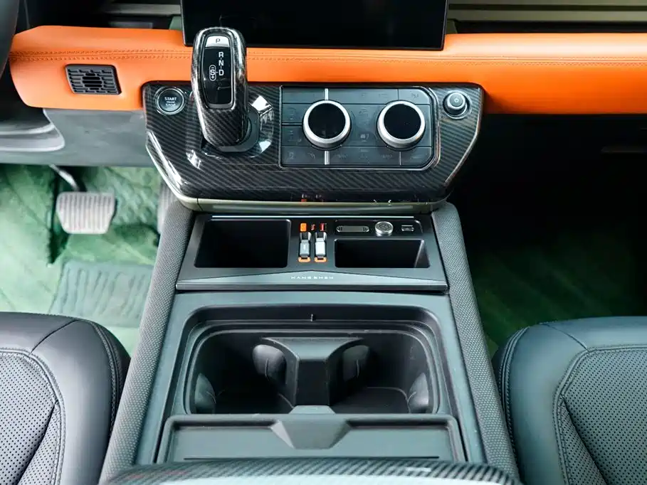 Land Rover Defender 2023 — фото 20