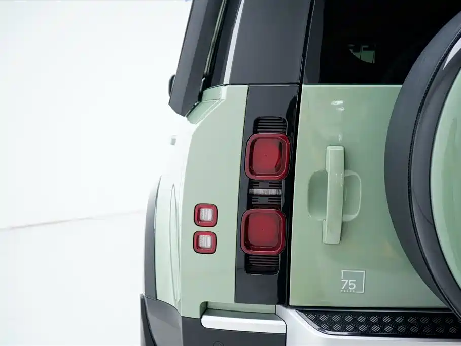 Land Rover Defender 2023 — фото 16