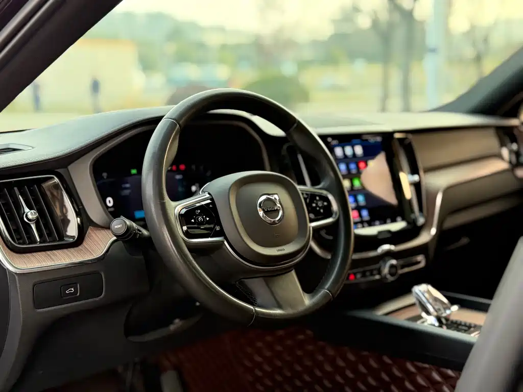 Volvo XC60 2023 — фото 17