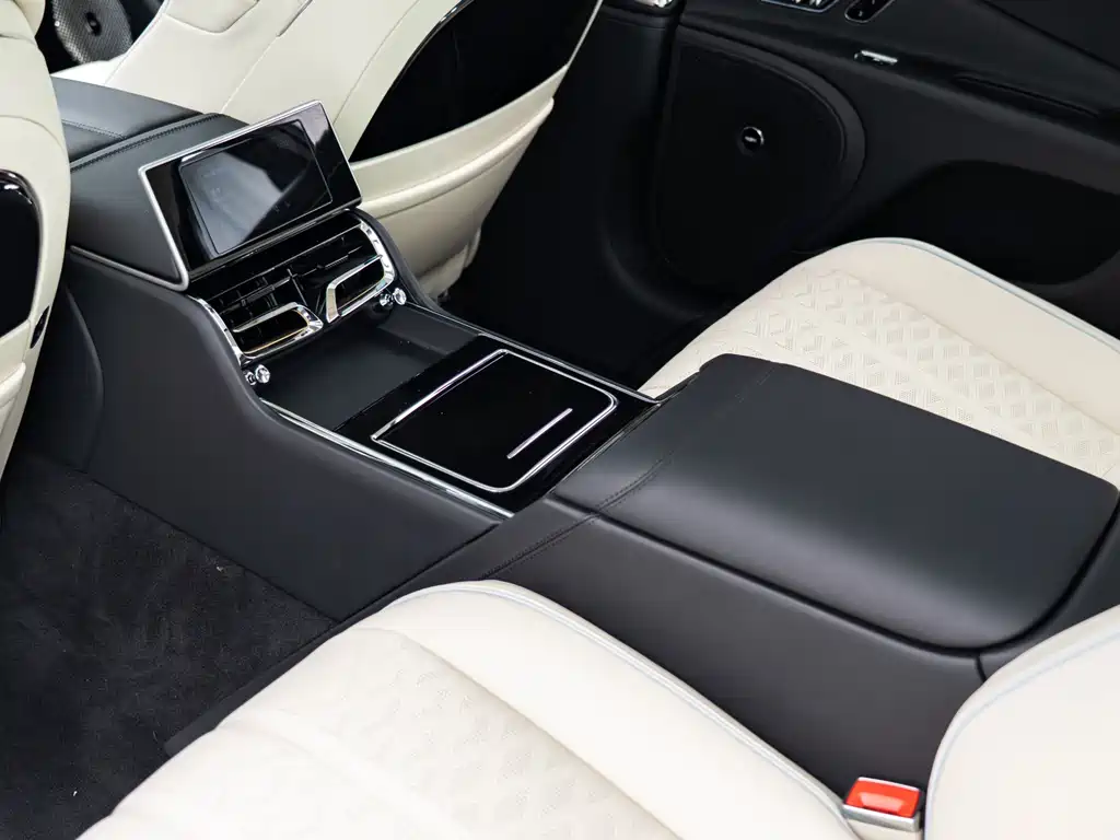 Bentley Flying Spur 2024 — фото 16