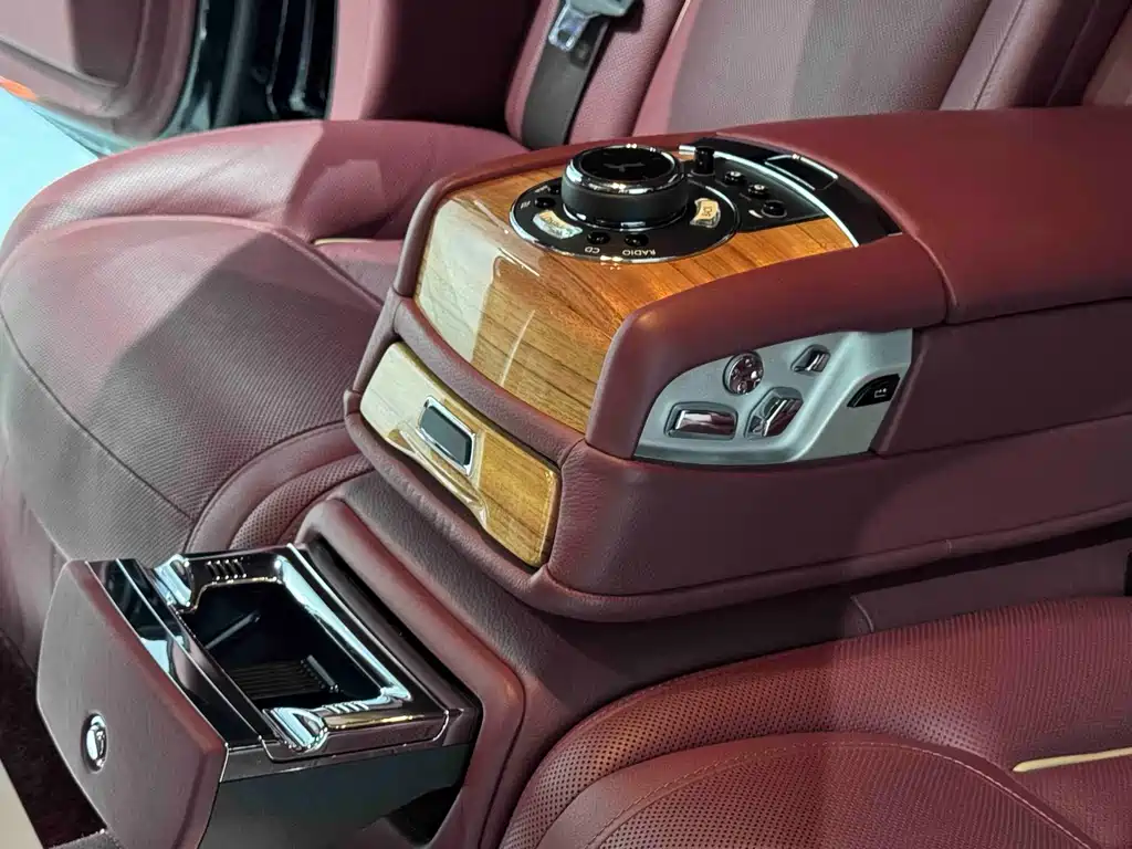 Rolls-Royce Ghost 2018 — фото 19