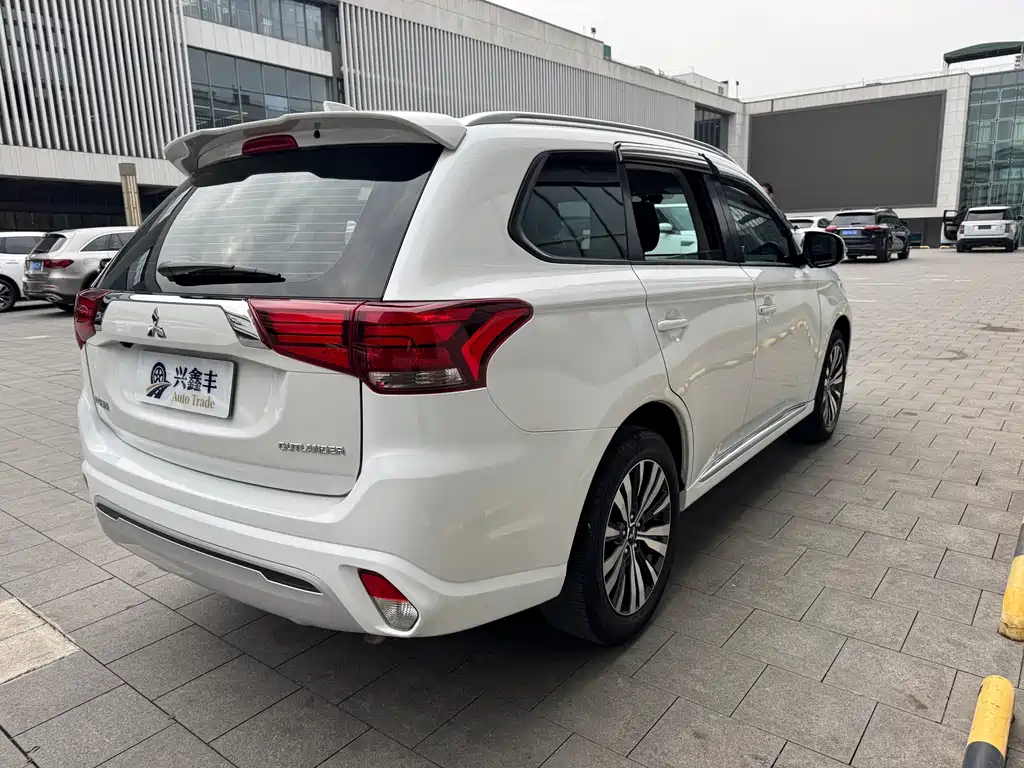 Mitsubishi Outlander 2022 — фото 10
