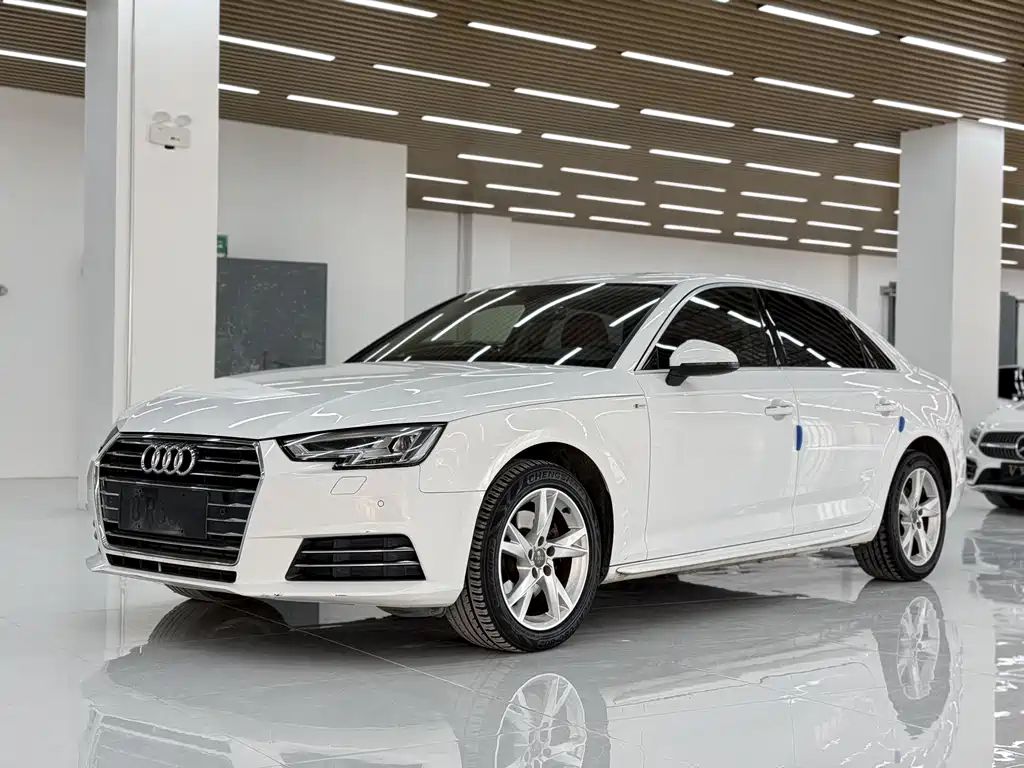 Audi A4L 2018 — фото 1