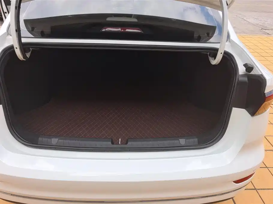 Geely Emgrand 2022