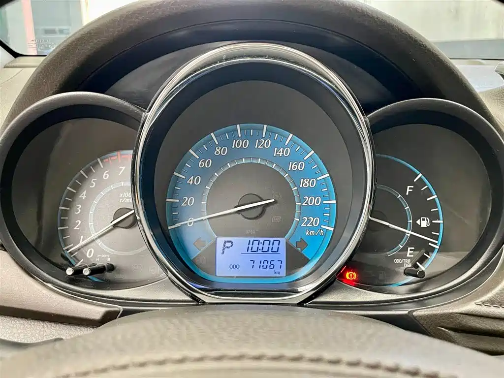 Toyota Yaris L 2015 — фото 13