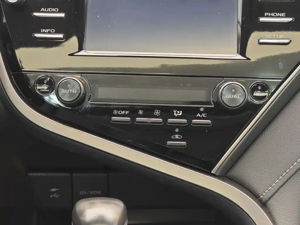 Toyota Camry 2018 — фото 18