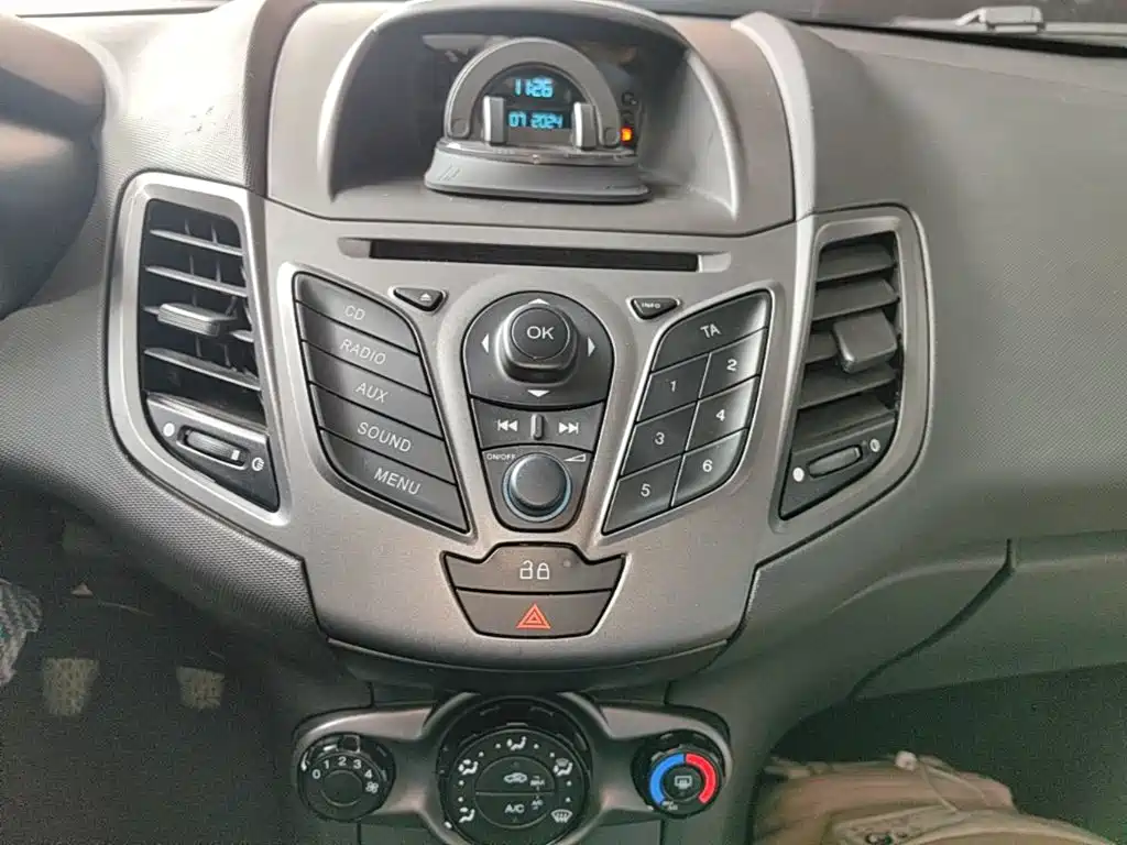 Ford Fiesta 2016 — фото 13