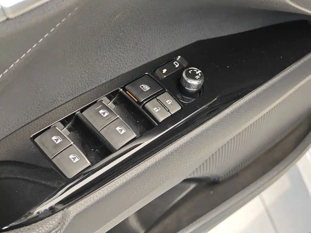 Toyota Camry 2018 — фото 10
