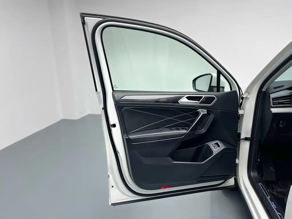 Volkswagen Tiguan L New Energy 2022 — фото 17