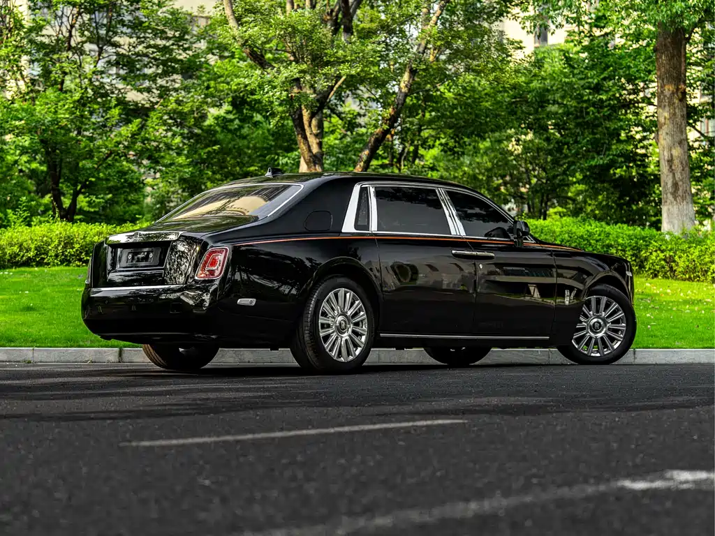 Rolls-Royce Phantom 2023 — фото 22