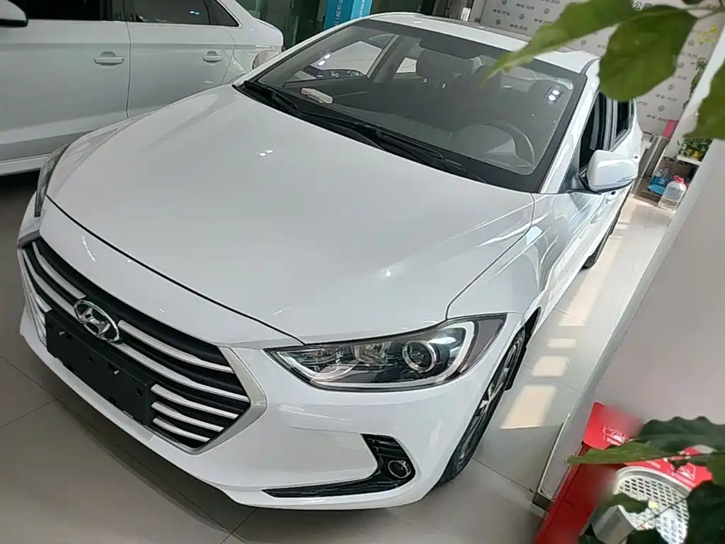 Hyundai Elantra 2017 — фото 1