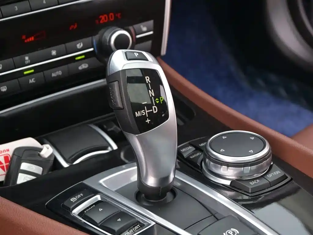 BMW 5 Series GT 2016 — фото 11