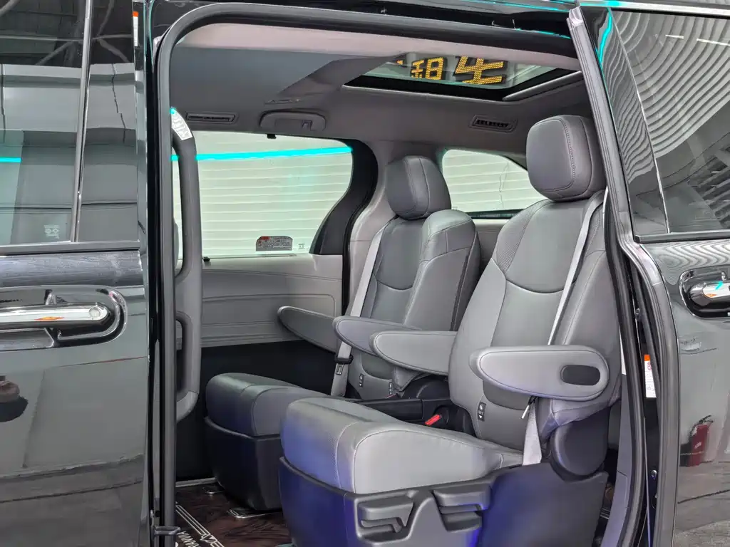 Toyota Granvia 2023