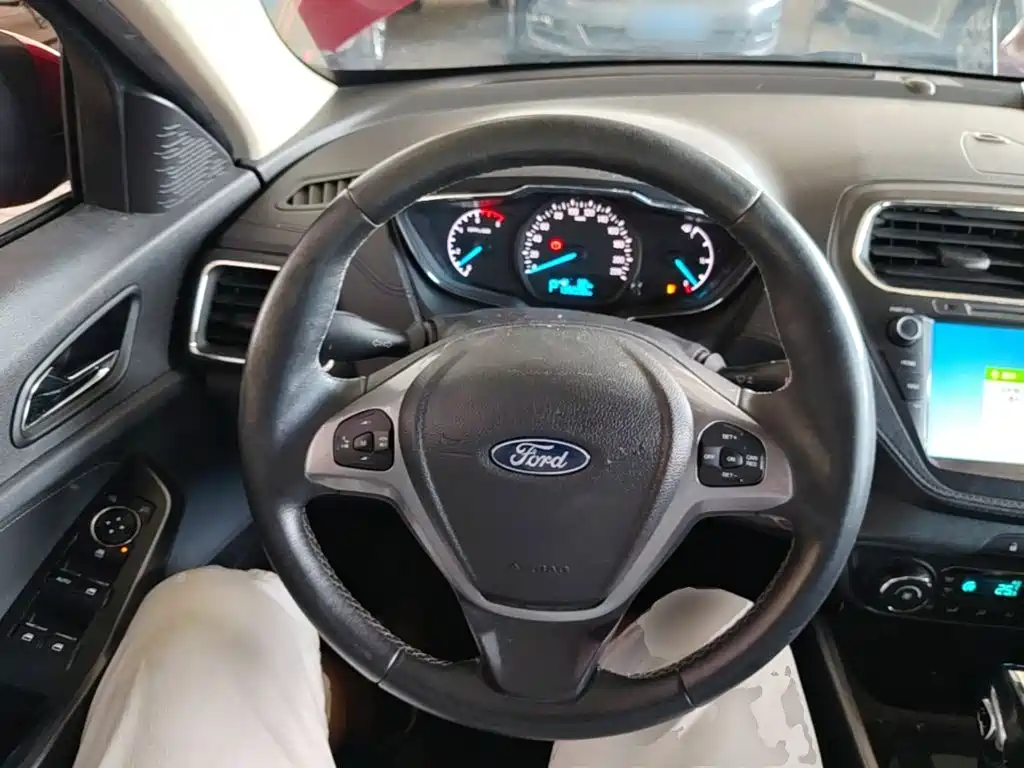 Ford Escort 2018 — фото 11