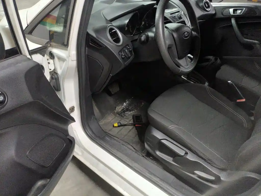 Ford Fiesta 2015 — фото 16