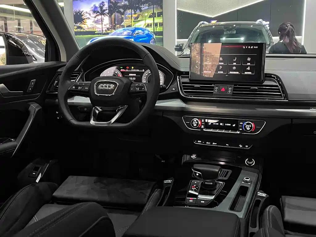 Audi Q5L 2023 — фото 12
