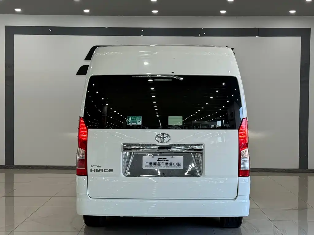 Toyota Hiace 2023 — фото 5