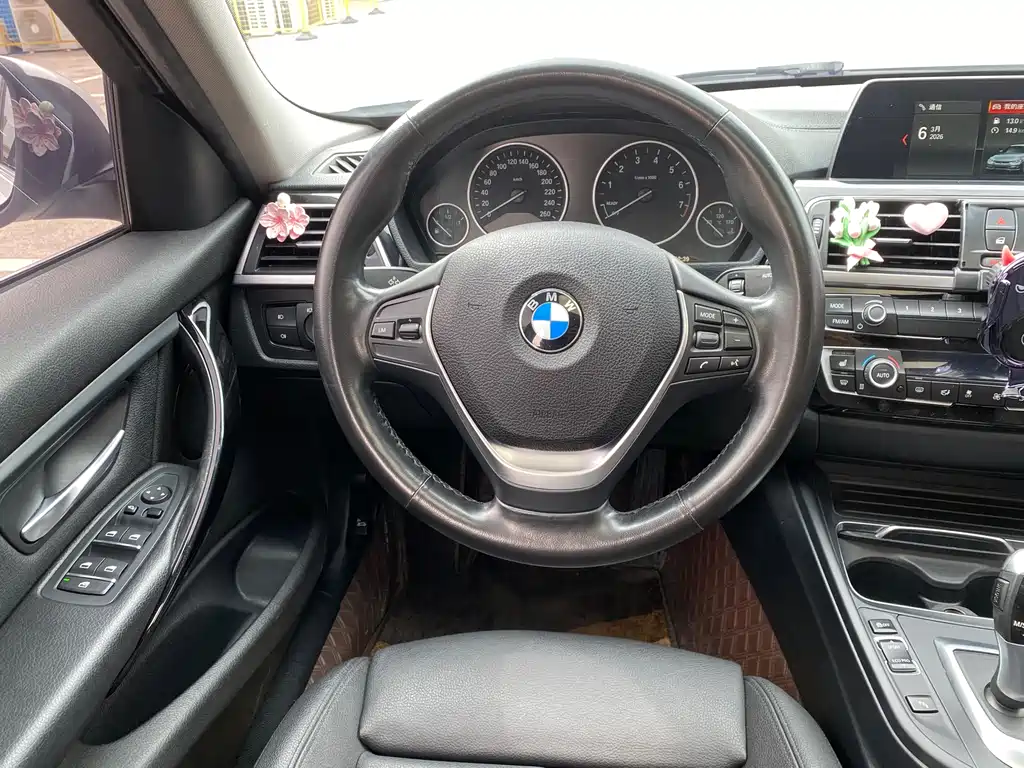 BMW 3 Series 2018 — фото 11
