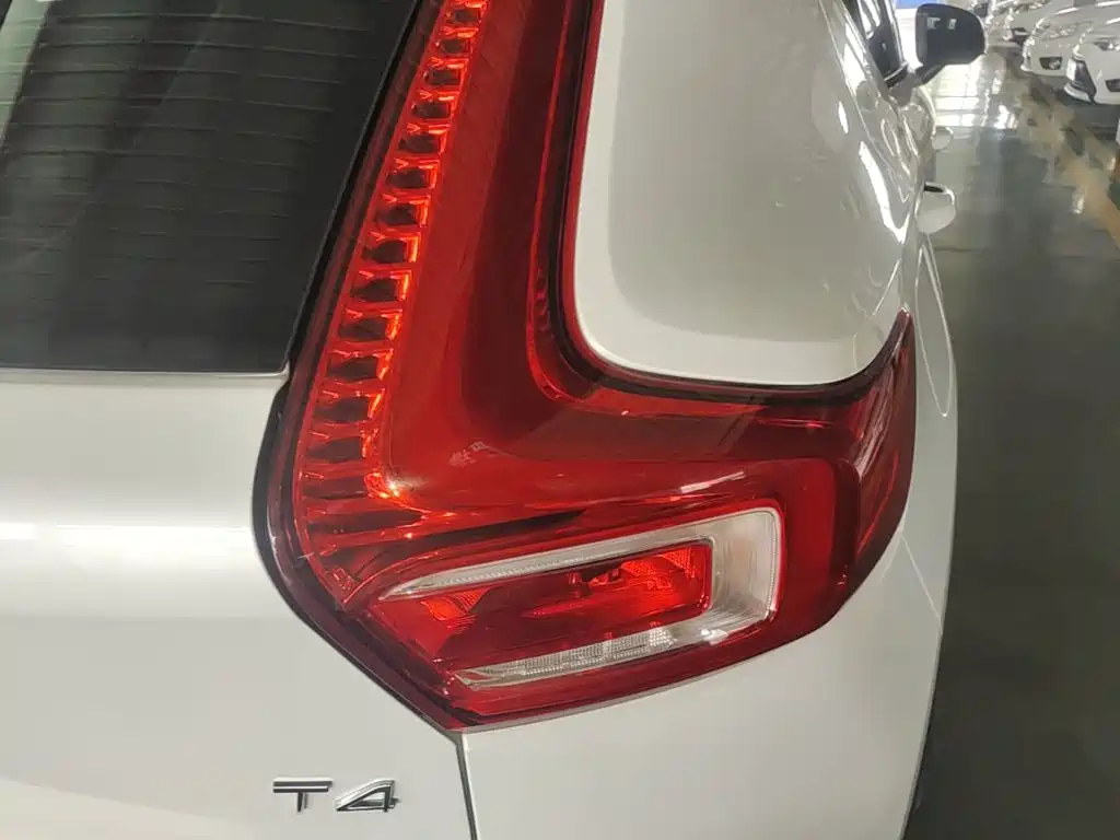 Volvo XC40 2021 — фото 8