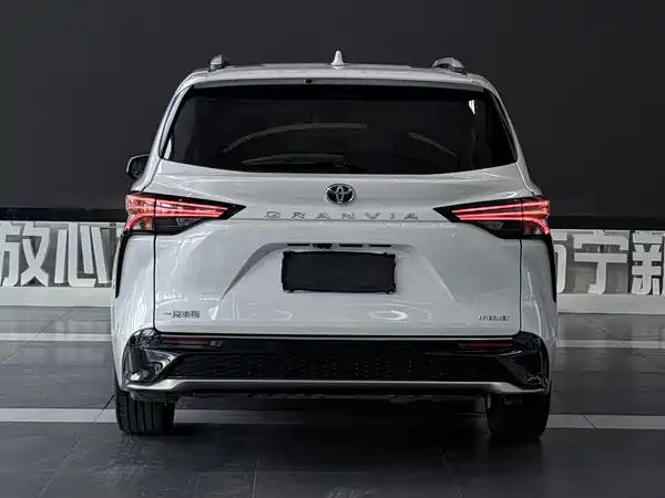 Toyota Granvia 2023