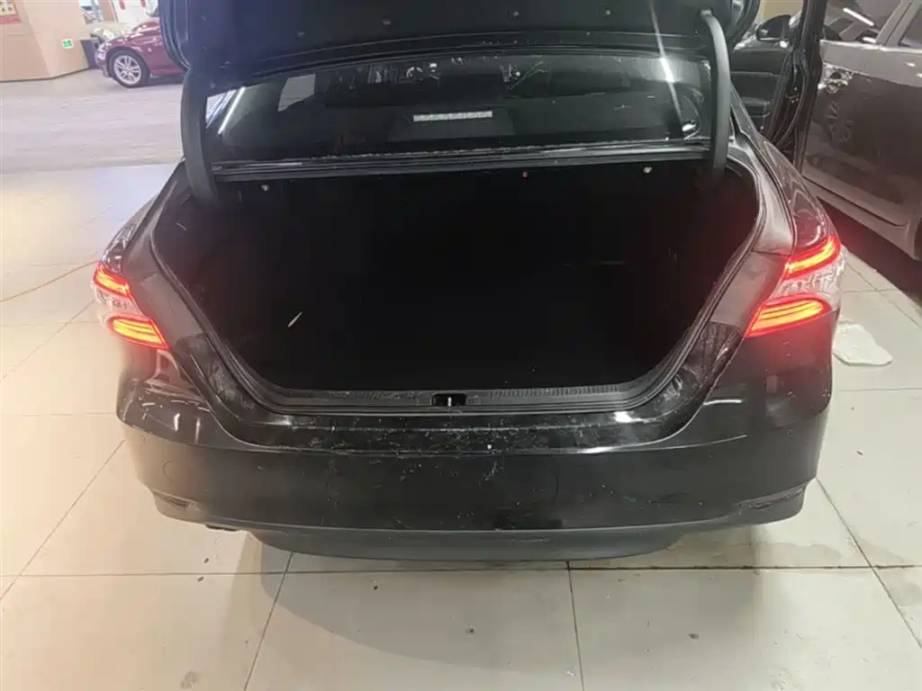 Toyota Camry 2018 — фото 19