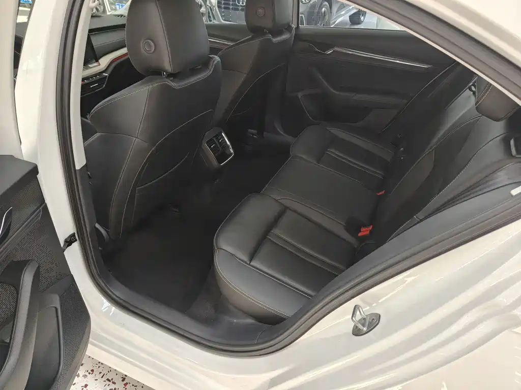 Skoda Octavia 2023 — фото 13