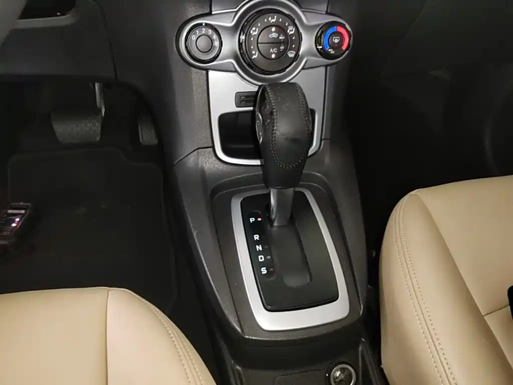 Ford Fiesta 2015 — фото 14
