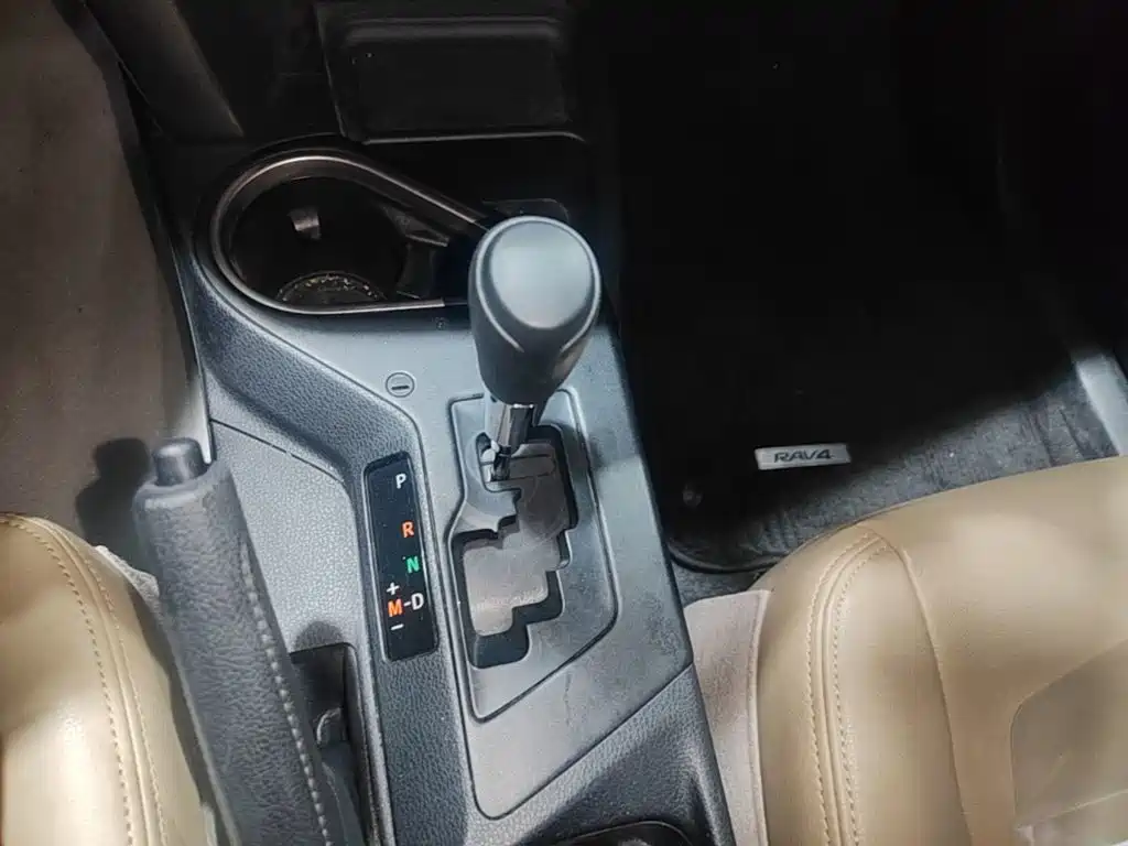 Toyota RAV4 2018 — фото 10