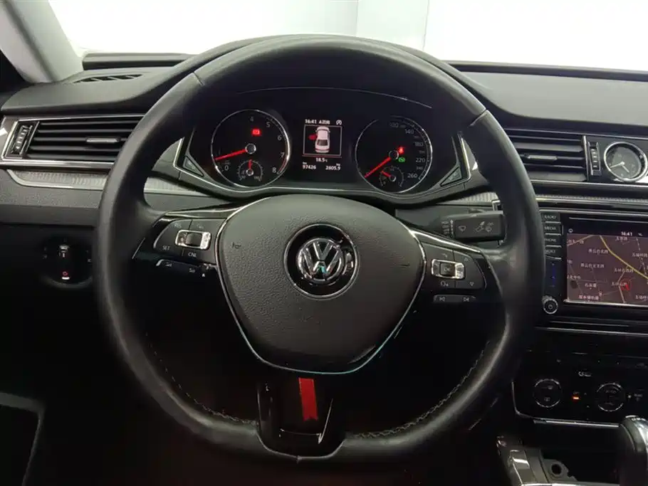 Volkswagen Passat 2017 — фото 15