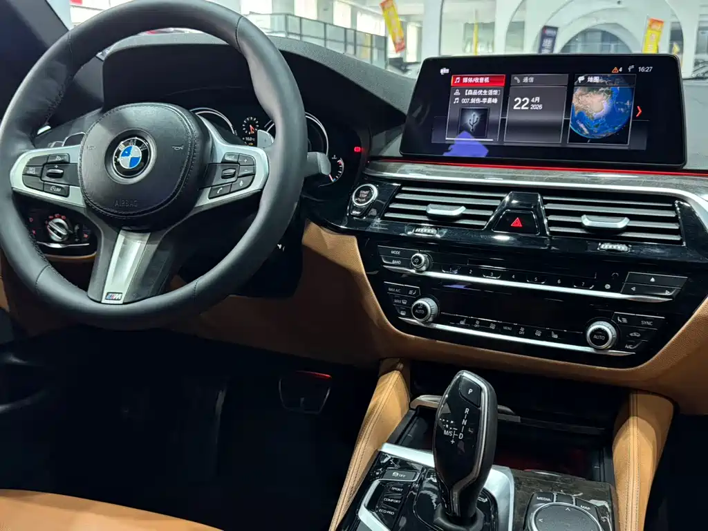 BMW 5 Series 2018 — фото 16