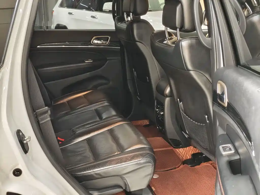 Jeep Grand Cherokee 2017 — фото 11