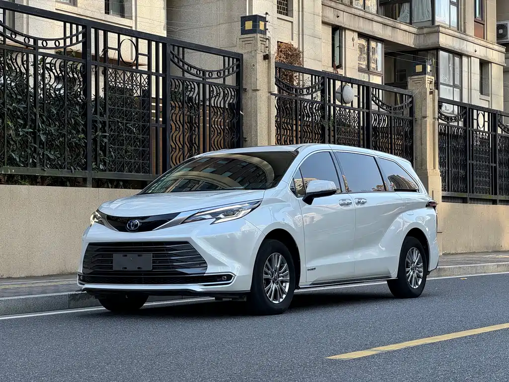 Toyota Sienna 2023 — фото 1