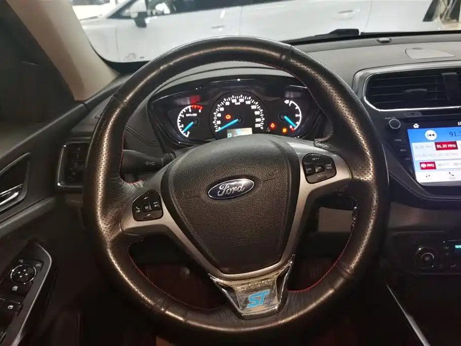 Ford Escort 2017 — фото 15