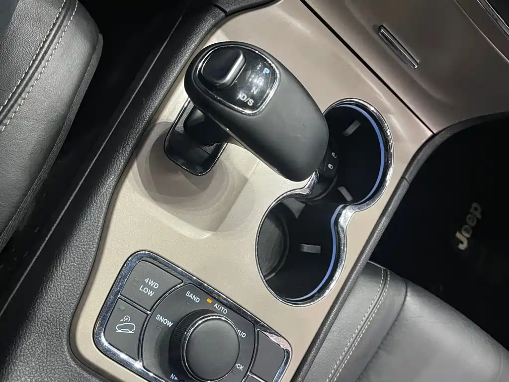 Jeep Grand Cherokee 2014 — фото 13