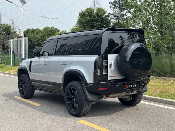 Land Rover Defender 2023