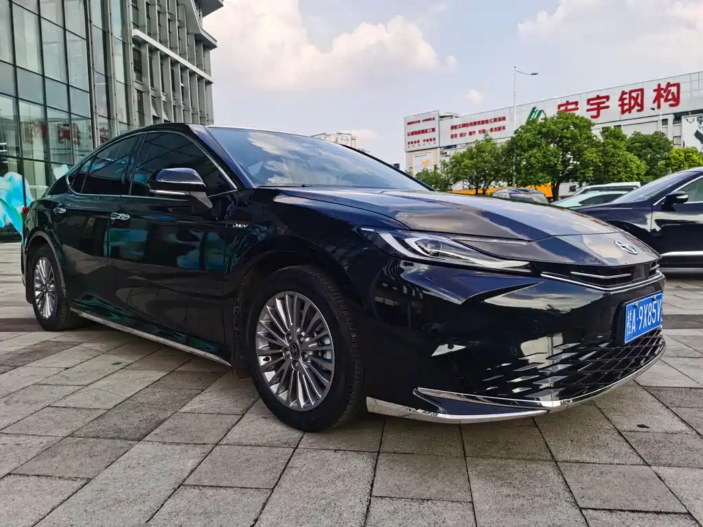 Toyota Camry 2025 — фото 2