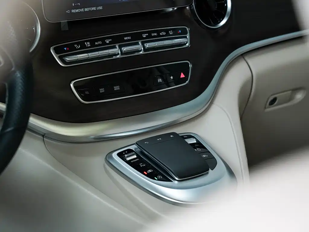 Mercedes-Benz V-Class 2023 — фото 16