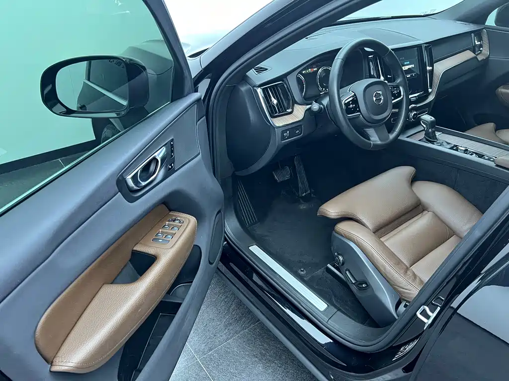 Volvo XC60 2021 — фото 8