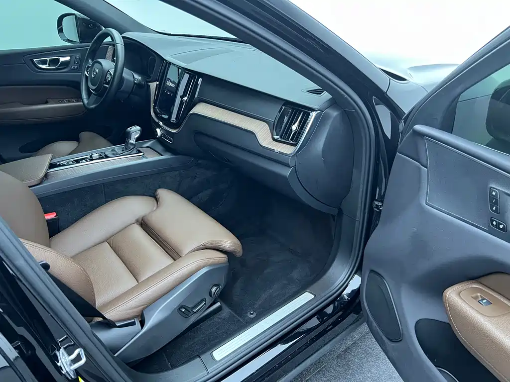 Volvo XC60 2021 — фото 10