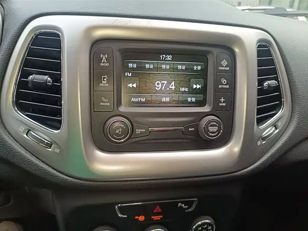 Jeep Compass 2018 — фото 13