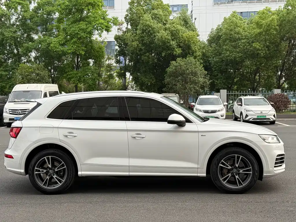 Audi Q5L 2018 — фото 11