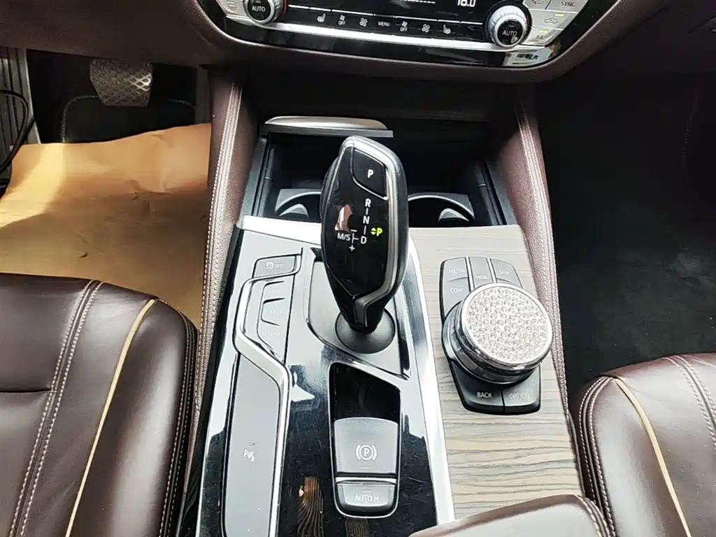 BMW 5 Series 2018 — фото 13