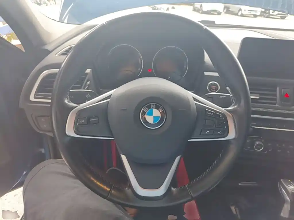 BMW 1 Series 2019 — фото 11