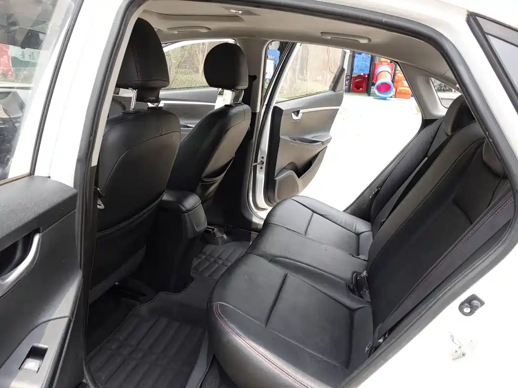 Hyundai Elantra 2018 — фото 11