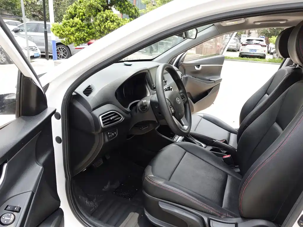 Hyundai Elantra 2018 — фото 10
