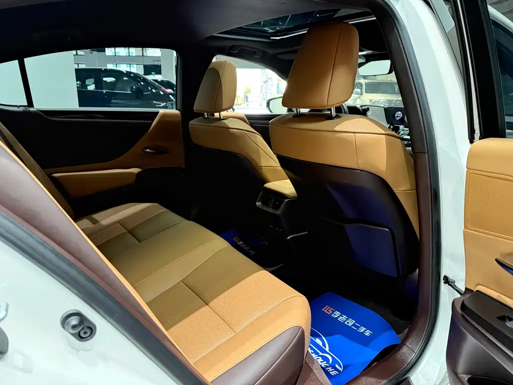 Lexus ES 2020 — фото 16